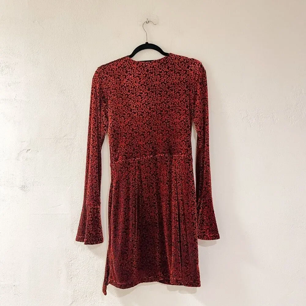 C/MEO Breakthrough Velvet Long Sleeve Tie Front Dress in Black and Red Medium